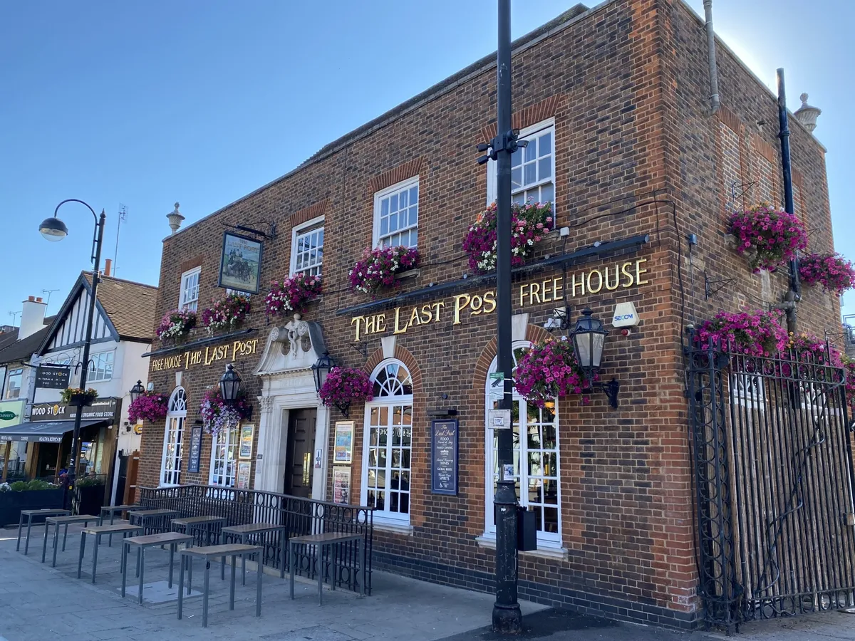 Wetherspoons Incident Sparks Outrage Among Reform Supporters image 1