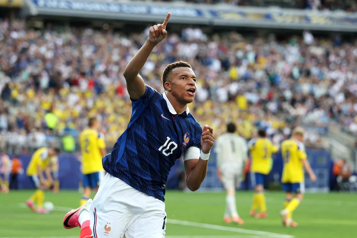 France secures World Cup last 16 spot with dominant performance against Sweden image 1