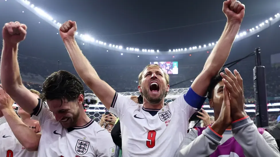 England captain Harry Kane celebrates the win over Mexico with his teammates at full time