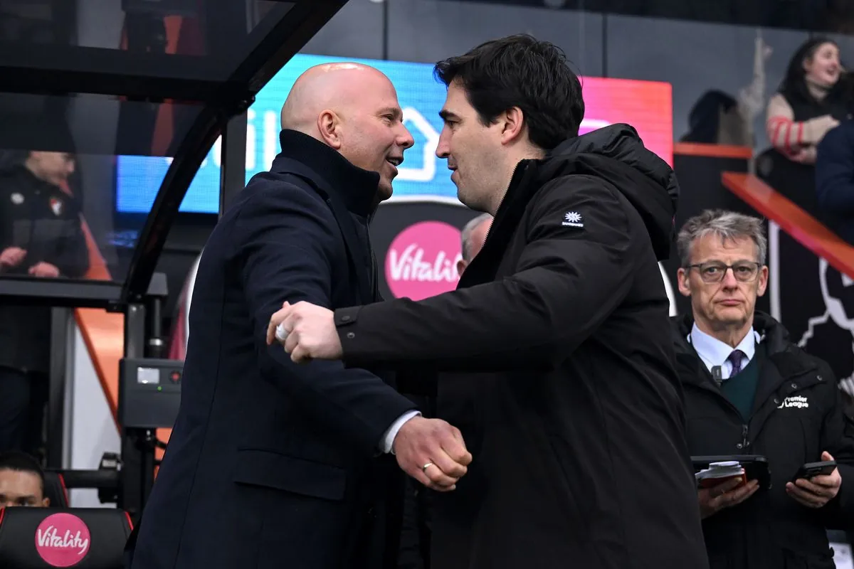 Arne Slot, Manger of Liverpool, hugs Andoni Iraola, Manager of AFC Bournemouth, prior to the Premier League match between AFC Bournemouth and Liverpool FC at Vitality Stadium on February 01, 2025 in Bournemouth, England